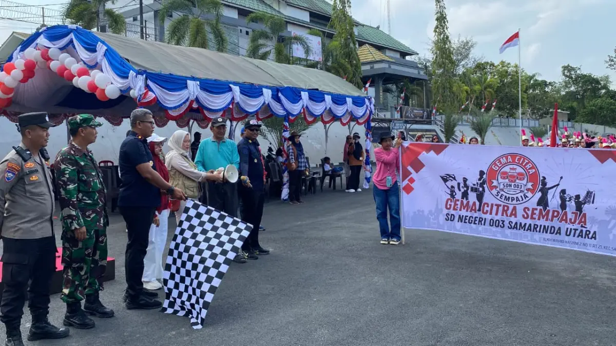 PELEPASAN: Kalapas Narkotika Kelas IIA Samarinda, Puang Dirham, saat melepas kegiatan pawai perayaan kemerdekaan.