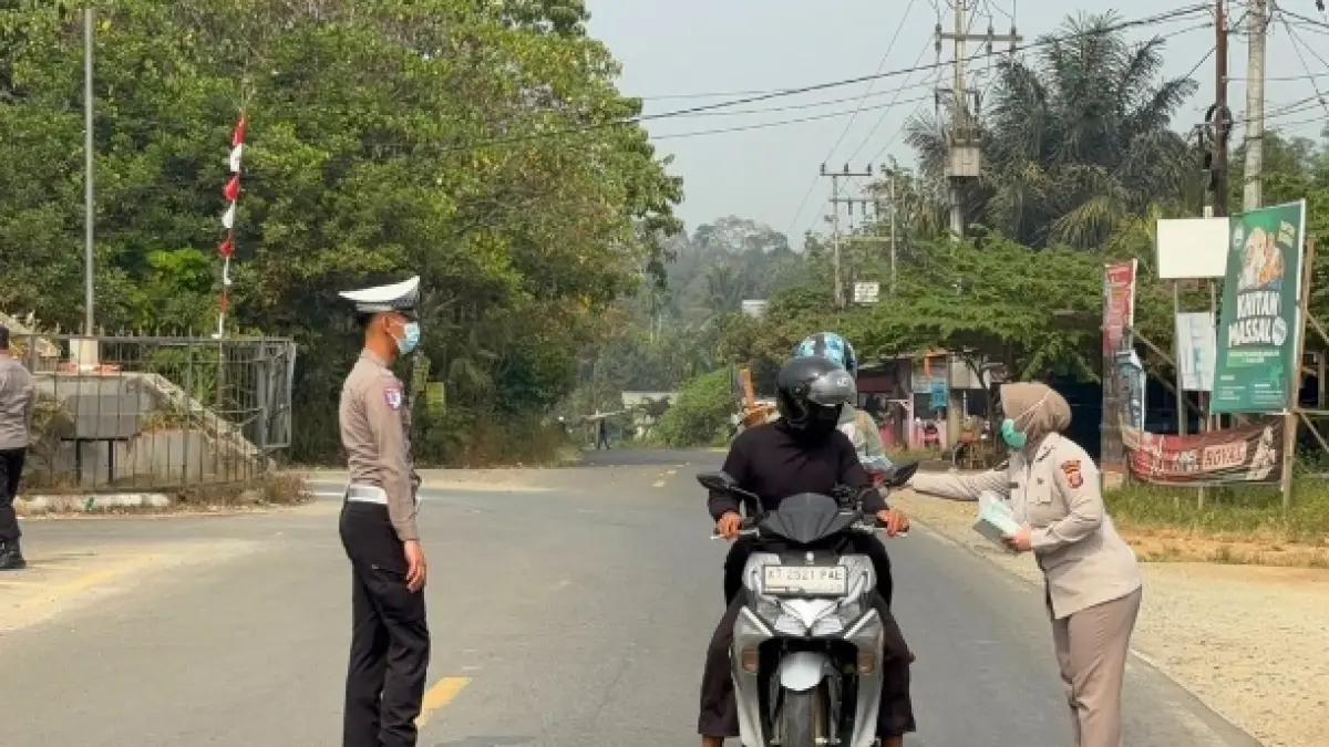 Pembagian masker mengantisipasi dampak kabut asap.