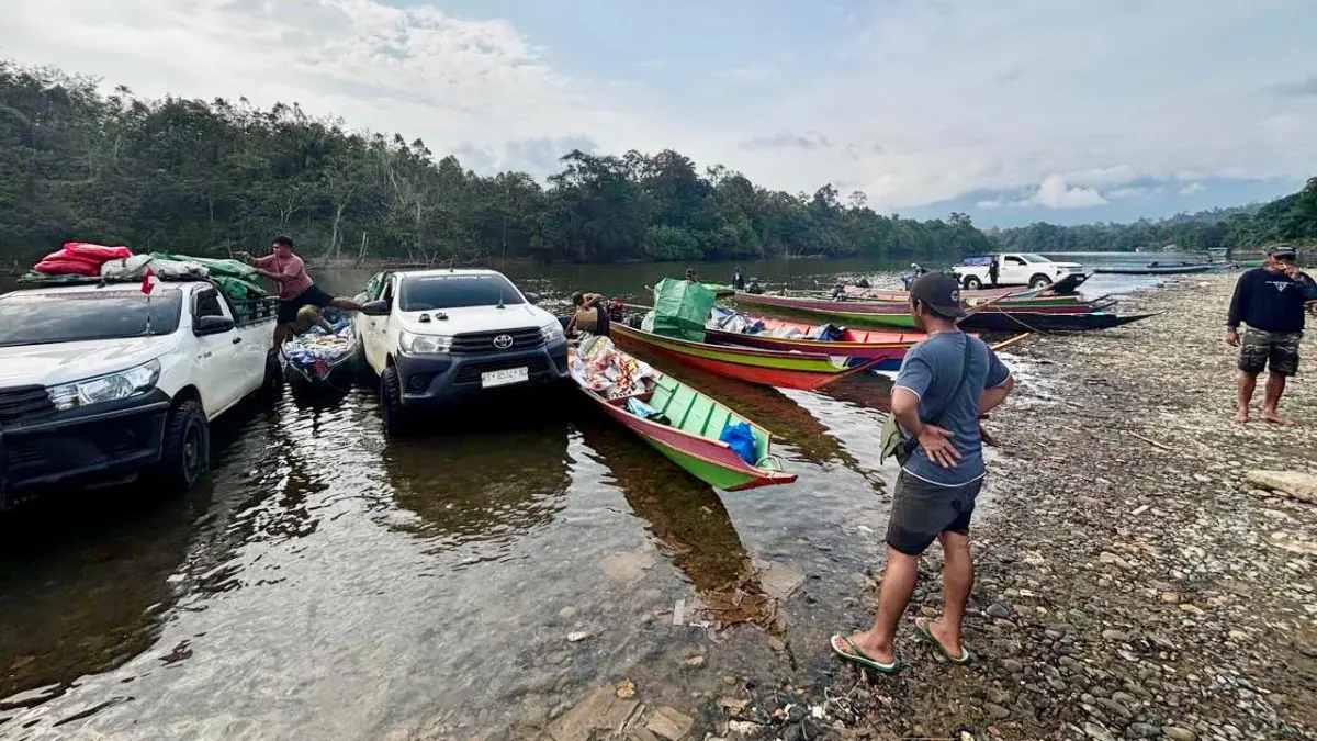 Pengiriman sembako via darat hanya sampai Long Lunuk, kemudian dilanjut ke Tiong Ohang dengan angkutan perahu ces. (Foto: Istimewa)