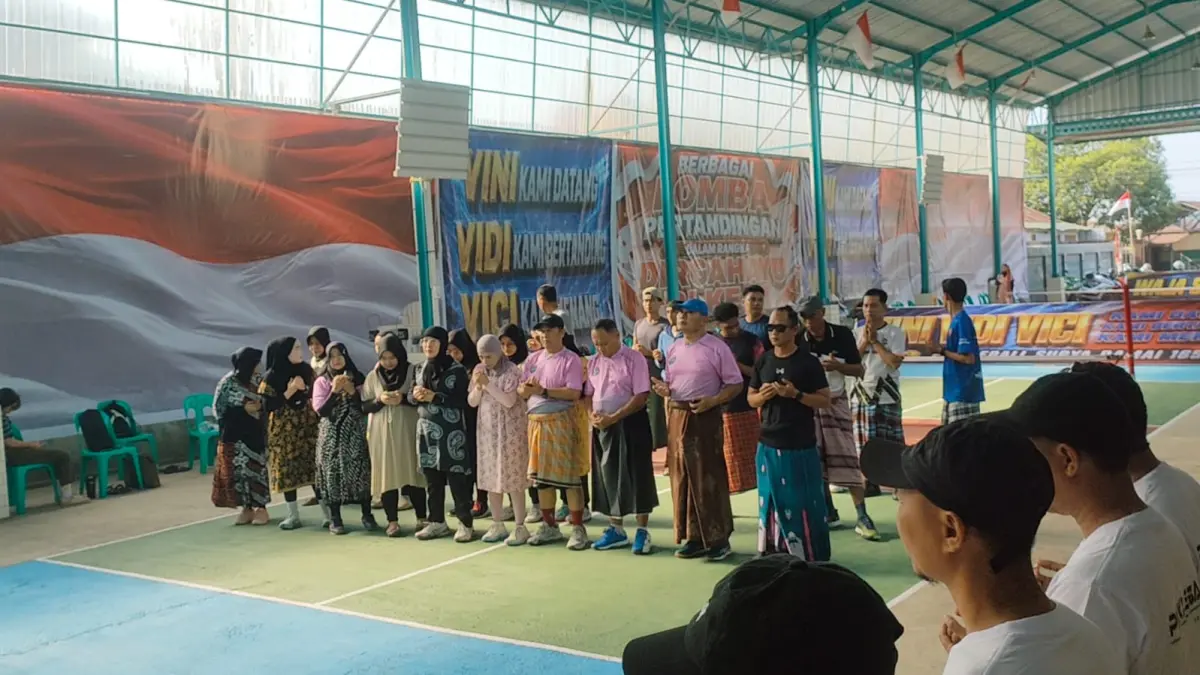 Peserta Mangkuraja Pickleball Cup tampil unik mengenakan daster dan sarung saat memeriahkan HUT ke-81 RI di Tenggarong.