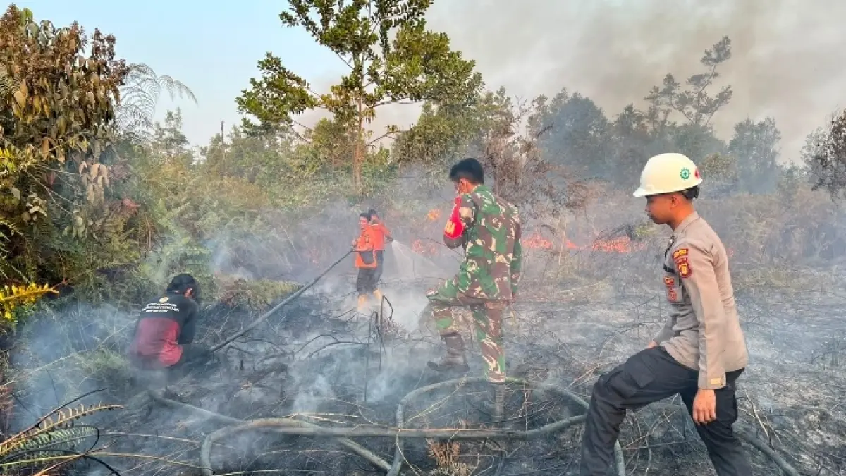 Petugas berjibaku memadamkan api di garis terdepan saat penanganan kebakaran di Kutai Barat.