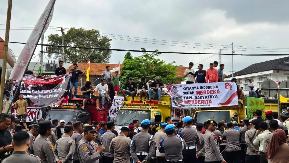 Ratusan sopir truk yang tergabung dalam FGSS menyampaikan aspirasi di depan Balai Kota Samarinda, Senin (24/8). (FOTO HAFIZ/KP)
