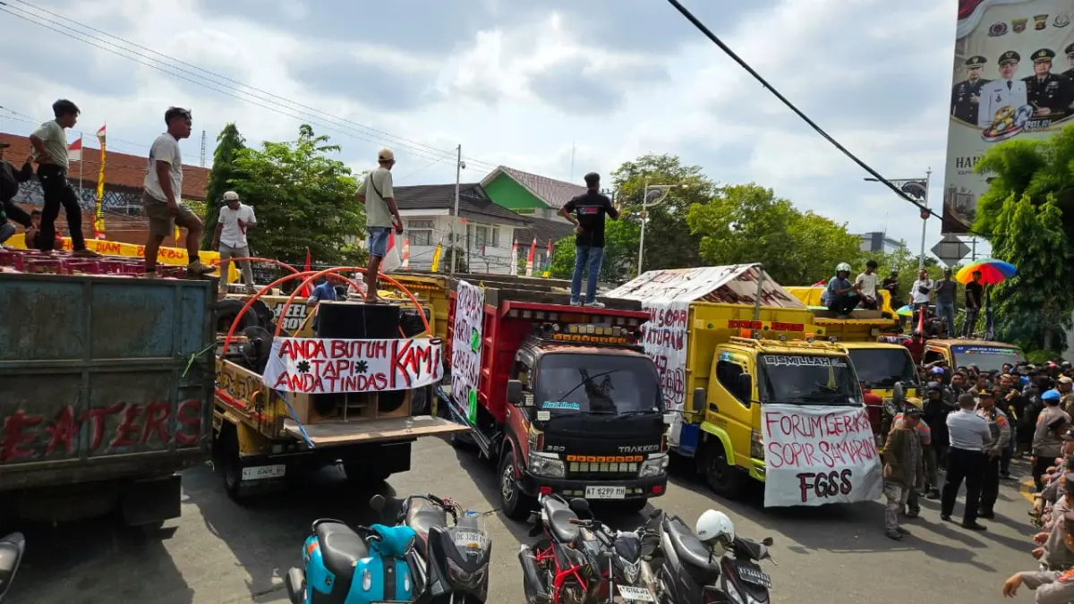 Ratusan supir truk yang tergabung dalam FGSS menggelar aksi menolak pembatasan kupon BBM subsidi di Balai Kota Samarinda, Senin (24/8). (HAFIZ/KP)