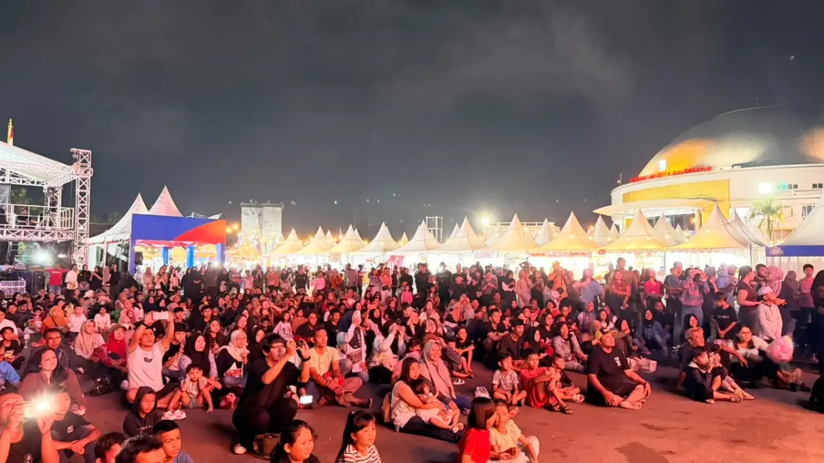 Ratusan warga menghadiri pembukaan Bayan Craft Art Fest 2026 . (FOTO MARIA/KP)