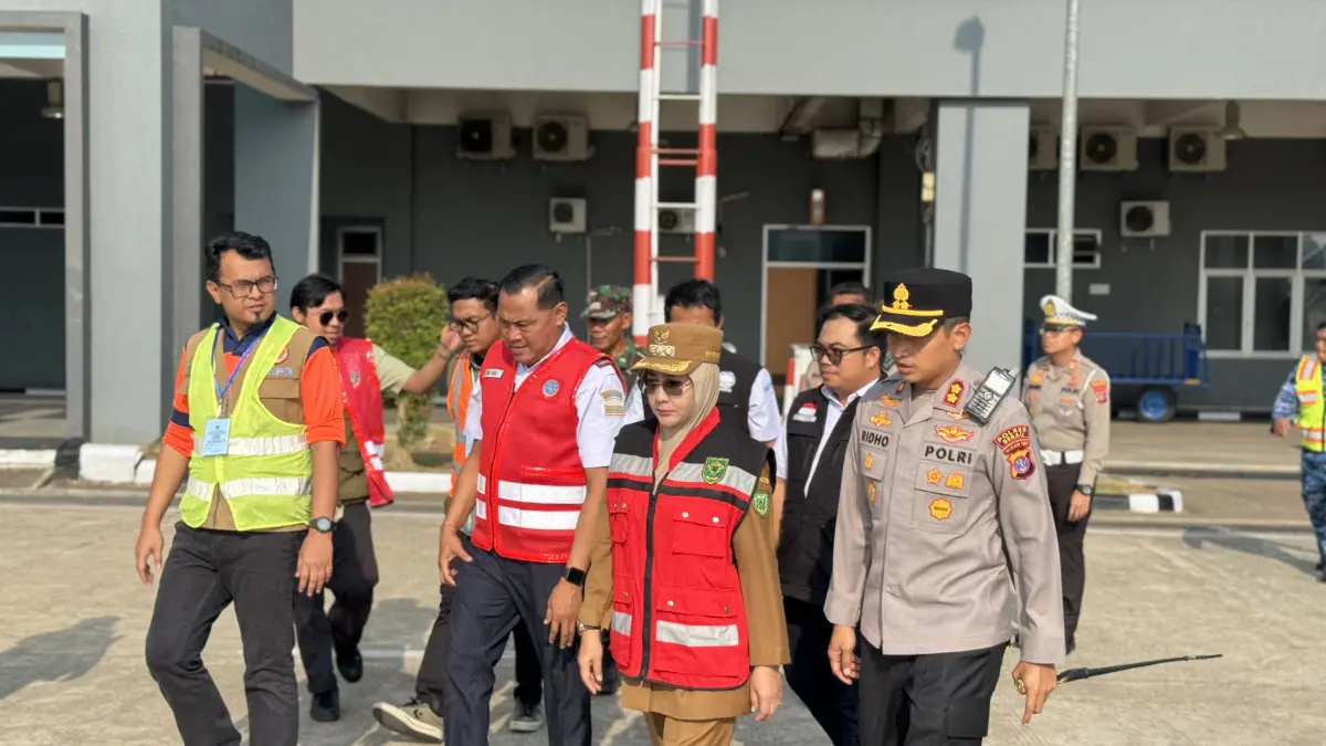 Sri Juniarsih bersama Kapolres Berau AKBP Ridho Tri Putranto mengecek kesiapan armada Cessna Grand Caravan 208B milik Smart Aviation di Berau, Senin (24/8). (FOTO SENO/BP)