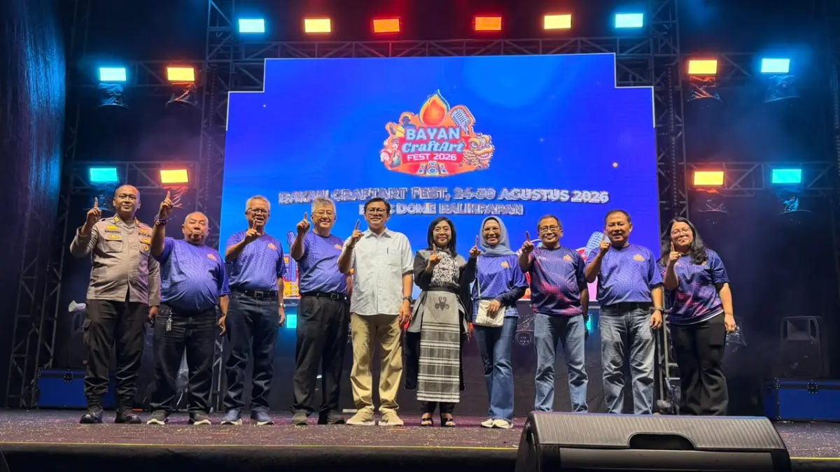 Suhud Wahyudi, Heruressandy Setia Kesuma, dan Ratih Kusuma membuka Bayan Craft Art Fest 2026 di halaman BSCC Dome, Senin (24/8) malam. (FOTO MARIA/KP)