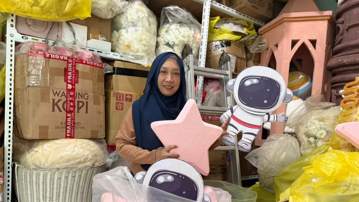 UMKM KALTIM: Memulai usaha dekorasi sejak 2015 dan bangkit pascapandemi, Cherry memanfaatkan skema pembiayaan usaha tanpa agunan dari Bankaltimtara Syariah untuk memperbarui material dekorasi.&nbsp;(RADEN RORO MIRA/KALTIM POST)