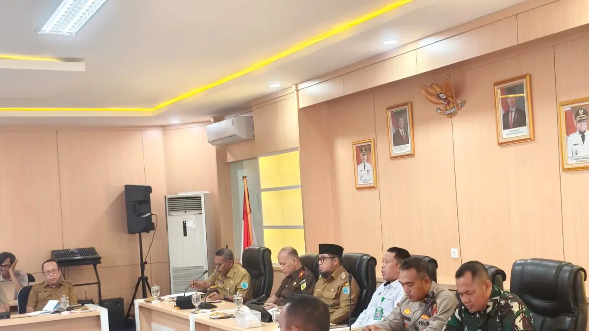Wakil Bupati Paser Ikhwan Antasari memimpin Rapat Penanganan El Nino dan Penetapan Status Tanggap Darurat Bencana Hidrometeorologi Kering di Ruang Rapat Sadurengas Pemkab Paser, Senin (24/8/2026)