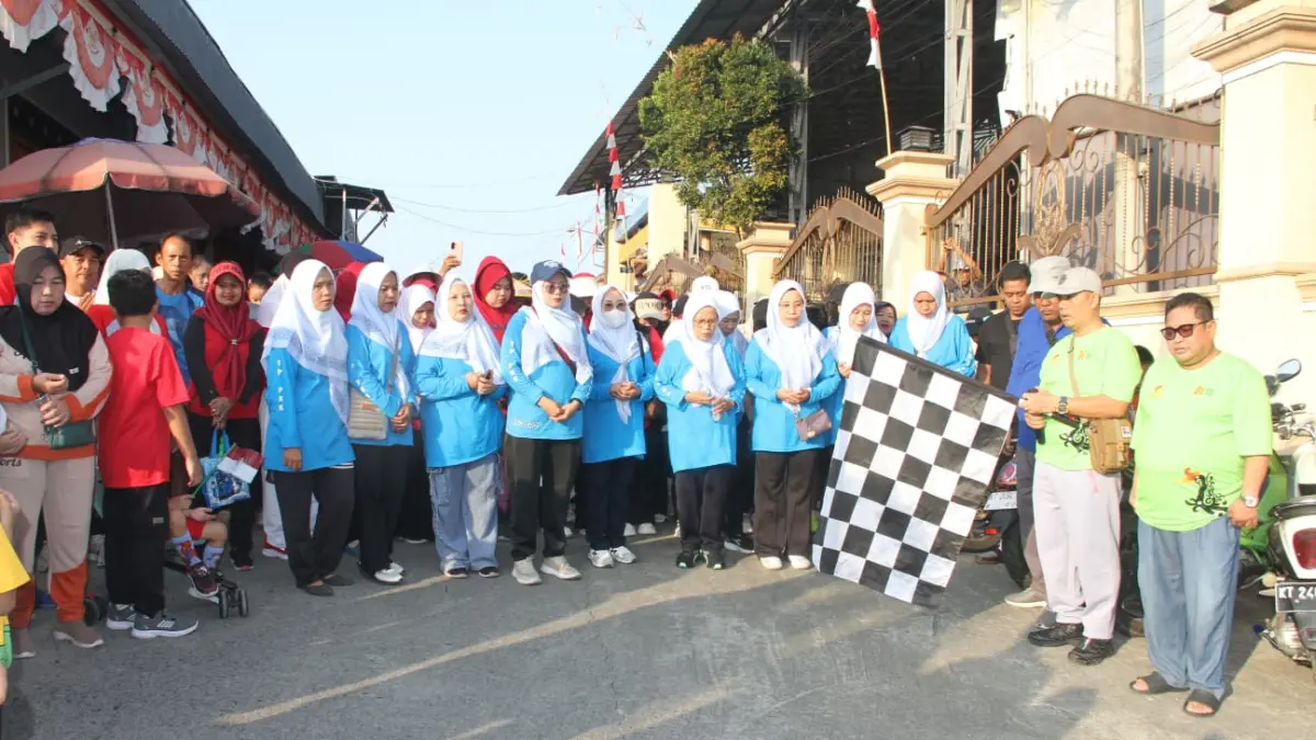 Warga Kelurahan Selili, Kecamatan Samarinda Ilir, mengikuti jalan santai dalam rangka memperingati HUT ke-81 Kemerdekaan RI, Minggu pagi (23/8/2026). (IST)