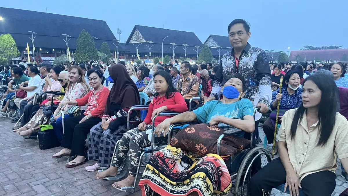 ANTUSIASME: Sejak sekitar pukul 17.00 Wita, masyarakat Kubar mulai berdatangan ke Taman Budaya Sendawar untuk mengikuti Kebaktian Kebangunan Rohani (KKR) bertajuk "PUBER: Pulih Berdampak" dengan pembicara utama Ps. Andi Simon. (SUNARDI/KP)