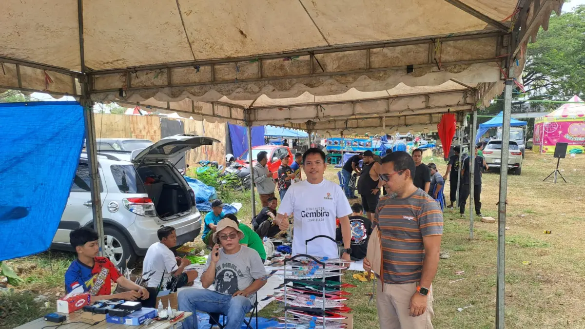 APRESIASI: Ketua KORMI Kubar Hengki (dua kanan) saat melihat paddock tim peserta KORMI Cup Race Perahu Mini. 