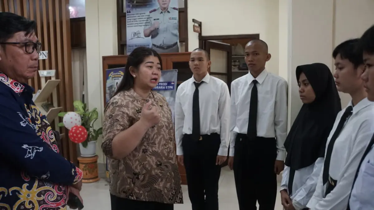 Bupati Mahulu Angela Idang Belawan memberikan arahan kepada putra putri Mahulu pada penyerahan taruna Politeknik Agraria STPN Jogjakarta, Jumat (21/8). (PROKOPIM)