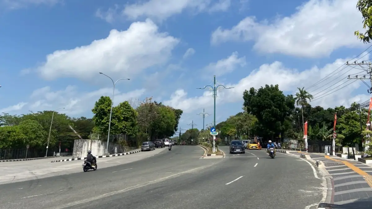 Cuaca Balikpapan pada Selasa (25/8) yang panas disertai awan di sejumlah titik. (FOTO AINUR/KP)