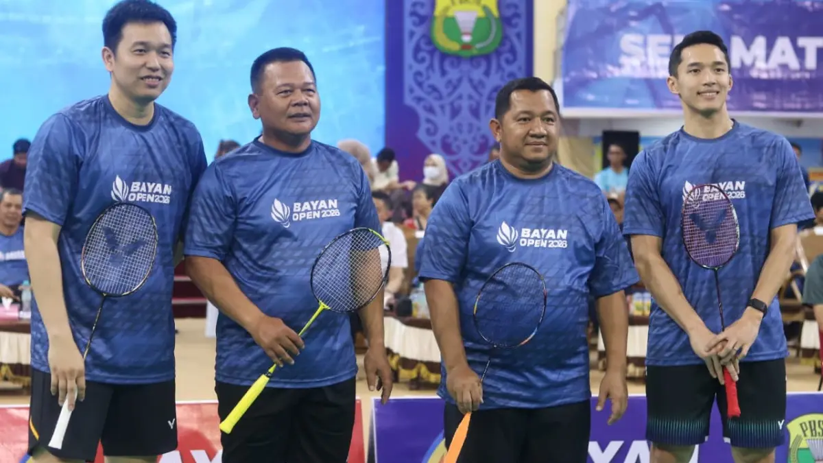 Dari kiri, Hendra Setiawan, Irjen Endar Priantoro, Mudyat Noor, dan Jonatan Christie dalam laga Eksibisi Bayan Open 2026. (FOTO ANGGI PRADITHA/KALTIM POST)