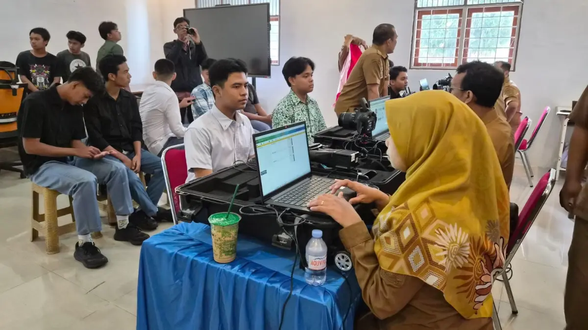 Disdukcapil Balikpapan melakukan perekaman KTP-el bagi siswa di SMA 1 Balikpapan.