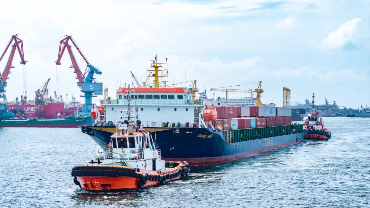 Kapal tunda melayani pemanduan kapal niaga di area operasional PT Pelindo Jasa Maritim (PJM). Memasuki tujuh bulan pertama tahun 2026 (Januari–Juli), anak usaha PT Pelabuhan Indonesia (Persero) tersebut membukukan kinerja keuangan yang positif.