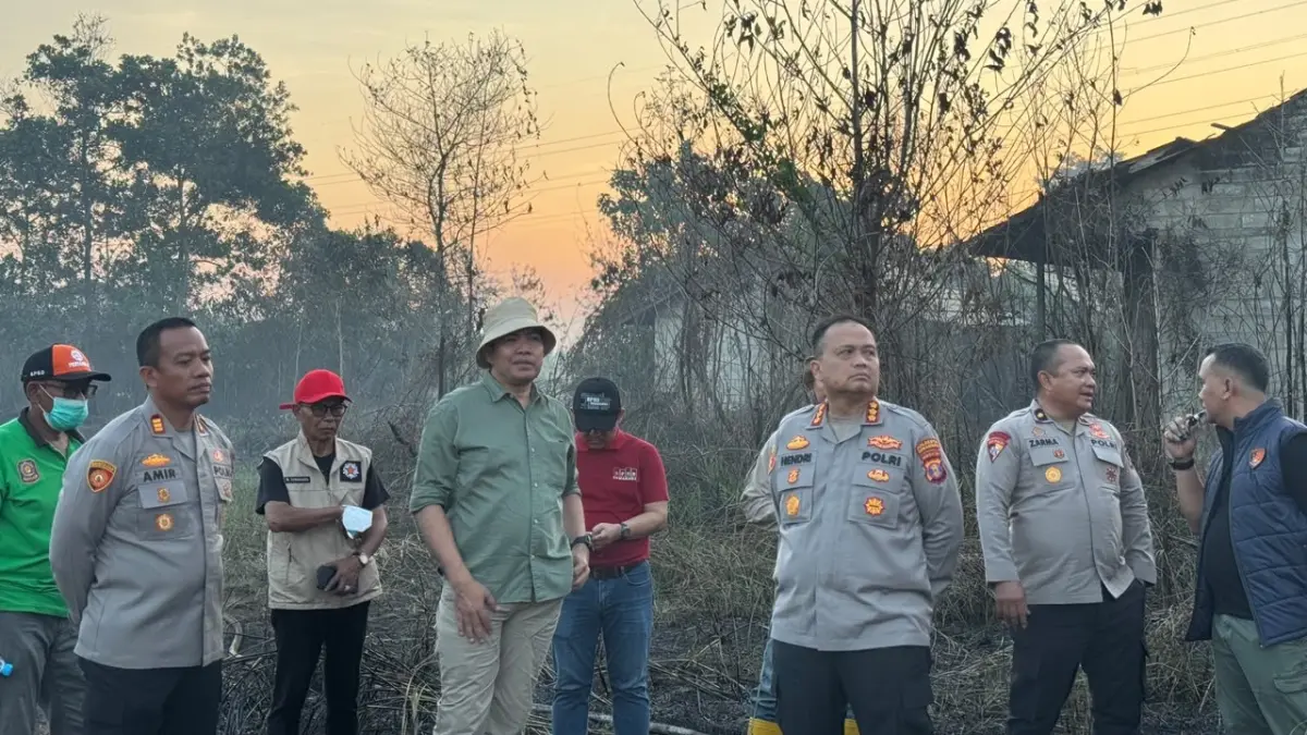 MENGECEK: Wali Kota Samarinda Andi Harun (kemeja hijau) didampingi jajaran kepolisian saat mengecek kebakaran lahan di Pelita 8 Kecamatan Sambutan, Selasa (25/8).