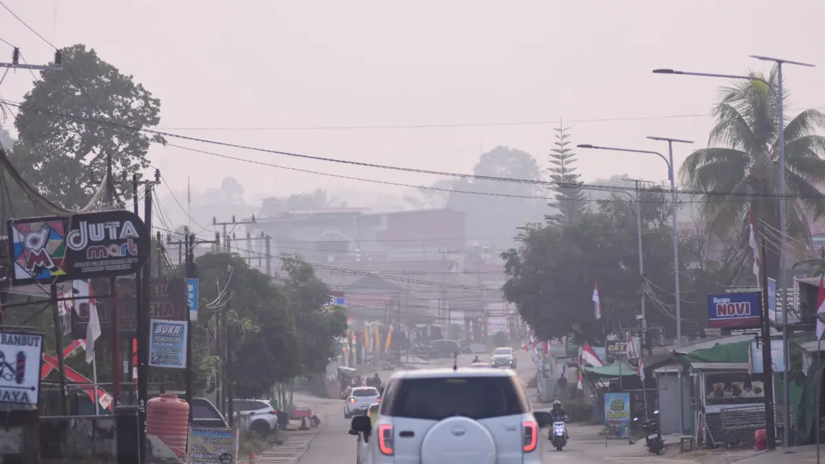 MENGGANGGU: Kabut asap semakin pekat di sejumlah titik di Kutai Barat. (K SUNARDI/KP)