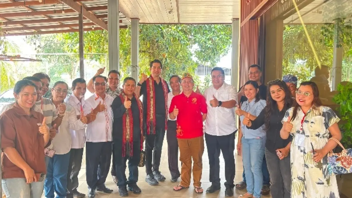 MOMEN: Pastor Andi Simon dan Yulianus Henock Sumual saat disambut panitia KKR. 