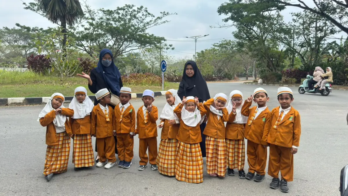 Murid-murid Taman Kanak-kanak, RA Darun Nafis diajarkan mengenali lingkungan.