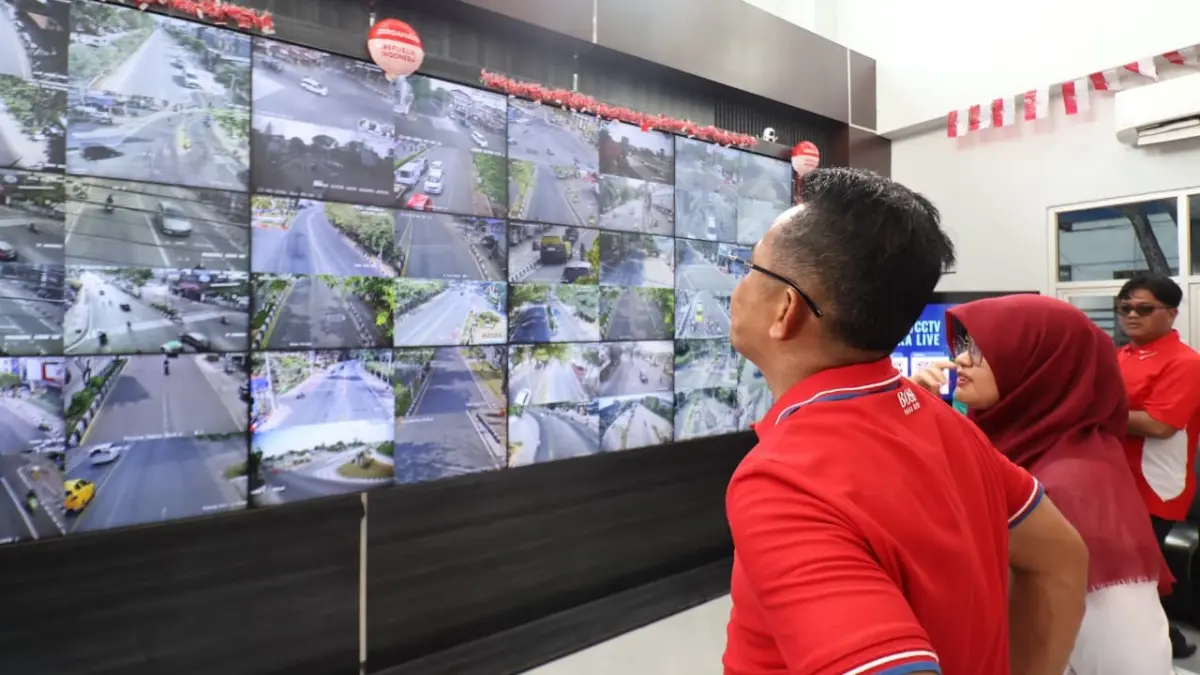 Pantau arus lalu lintas melalui jaringan CCTV di ruang B-Connect. (FOTO: ANGGI PRADITHA/KP)&nbsp;