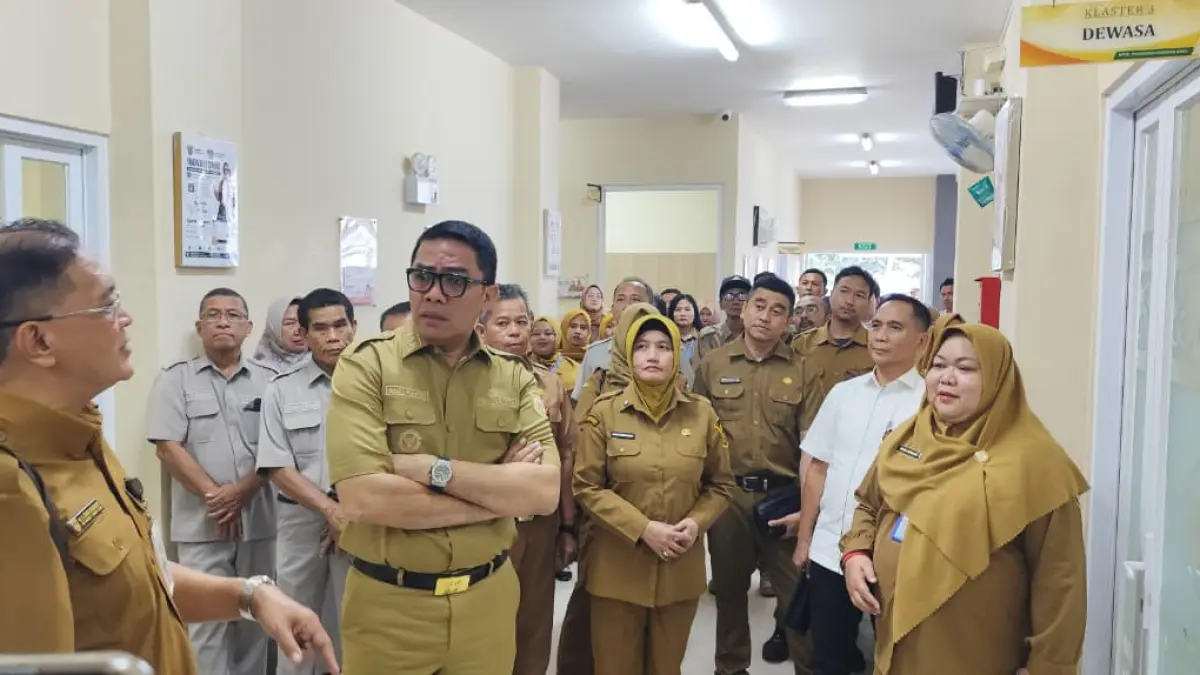 PASTIKAN: Andi Harun bersama Sekda Samarinda Neneng Chamelia Shanti meninjau Puskemas Harapan Baru, Kecamatan Loa Janan Ilir, Senin (24/8).
