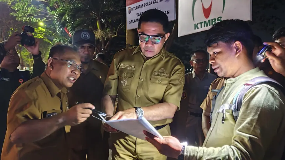 PERIKSA: Wali Kota Samarinda Andi Harun ketika mengecek desain rencana pembangunan saluran drainase subsistem Jalan Pasundan, dalam tinjauan lapangan, Senin (25/8). (DENNY SAPUTRA/KP)