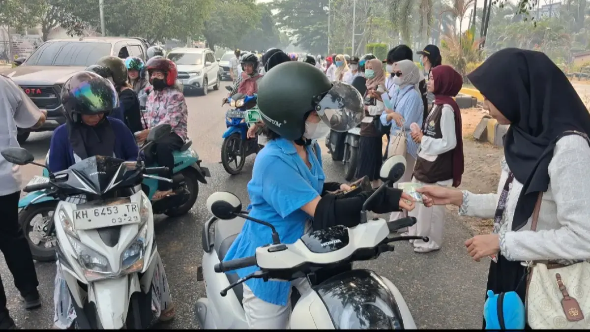 Razia pajak kendaraan di tengah status tanggap darurat asap.(Agus Pramono/kaltengpos.jawapos.com)
