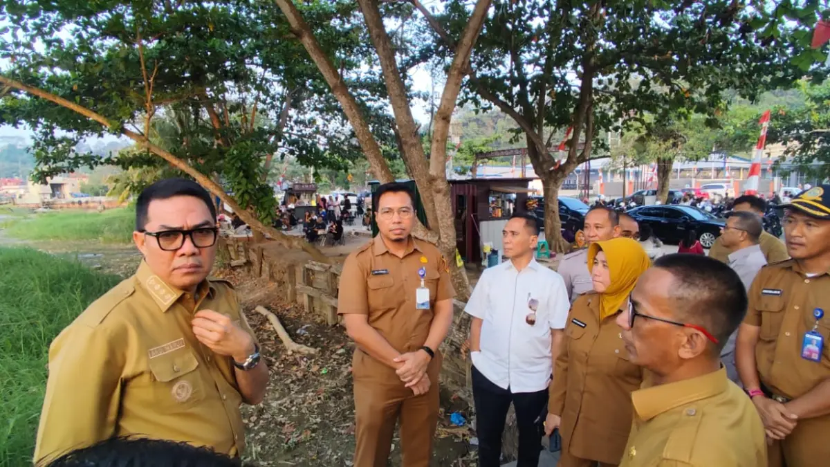 RENCANA BESAR: Wali Kota Samarinda Andi Harun (kiri) ketika mengecek Dermaga Harapan Baru di Kecamatan Loa Janan Ilir, Senin (24/8). (DENNY SAPUTRA/KP)