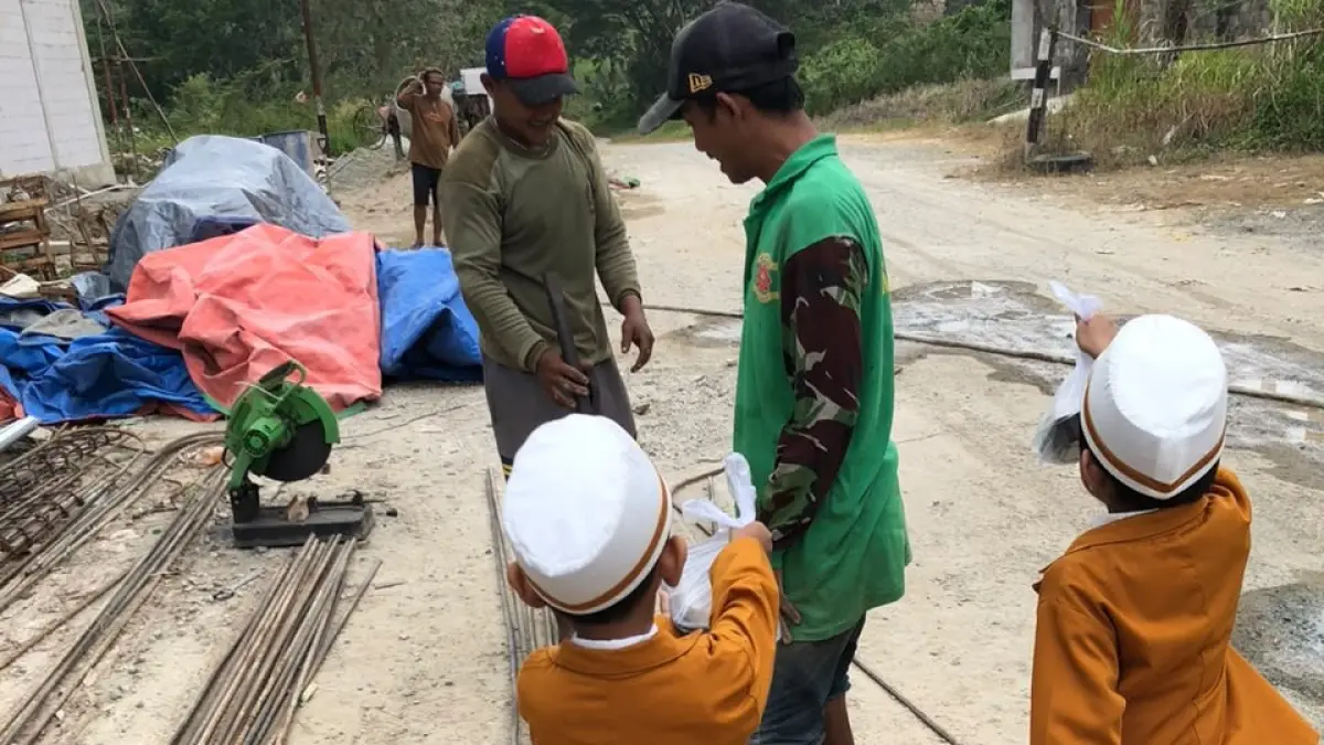 Tanamkan rasa peduli dan berbagi sejak dini.