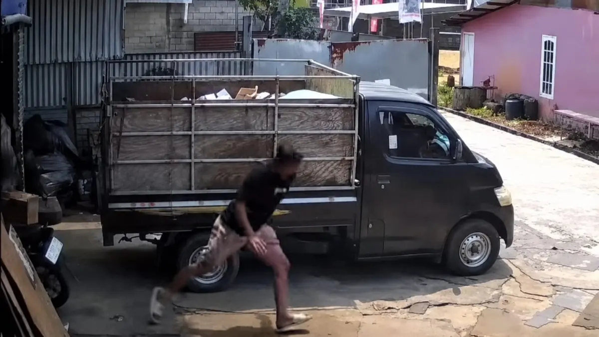 Tangkapan layar CCTV menunjukkan detik-detik terduga pelaku ABD kabur setelah menyerang korban dengan sebilah parang.&nbsp;
