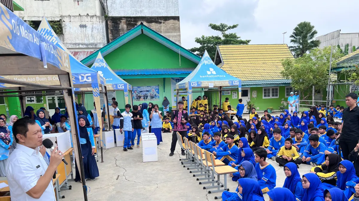 TETAP BELAJAR : Sekolah di Paser masih masuk normal meskipun cuaca panas dan kabut asap dampak karhutla mulai parah.&nbsp;