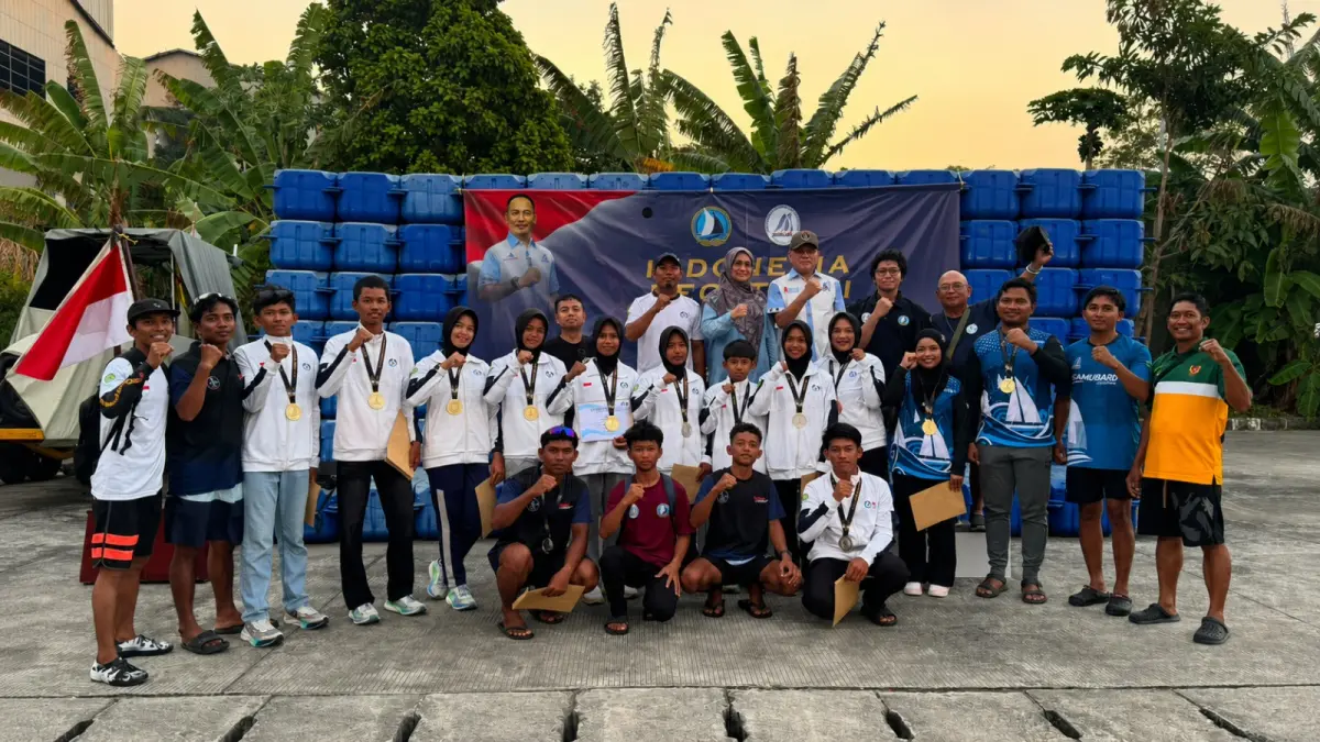 Tim layar Kaltim berfoto bersama setelah sukses meraih gelar juara umum Indonesia Regatta II dan Kejurnas Layar 2026 di Jakarta Utara.