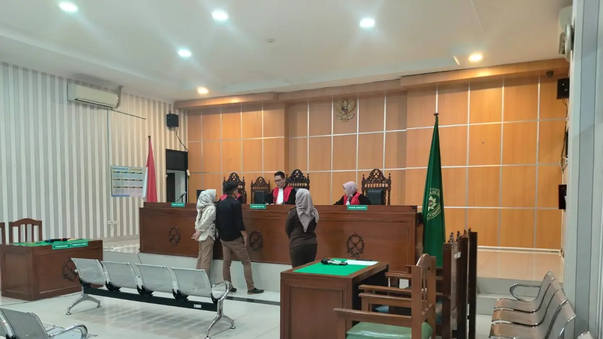 Majelis hakim yang dipimpin Radityo Baskoro (tengah) memimpin sidang pemeriksaan berkas Peninjauan Kembali (PK) kasus korupsi hibah DBON Kaltim di Pengadilan Negeri Samarinda, Rabu (26/8/2026). Pemohon yang merupakan mantan Kadispora Kaltim, Agus Hari Kesuma (AHK), mengikuti persidangan secara virtual dari Rutan Kelas IIA Samarinda. (BAYU/KP)