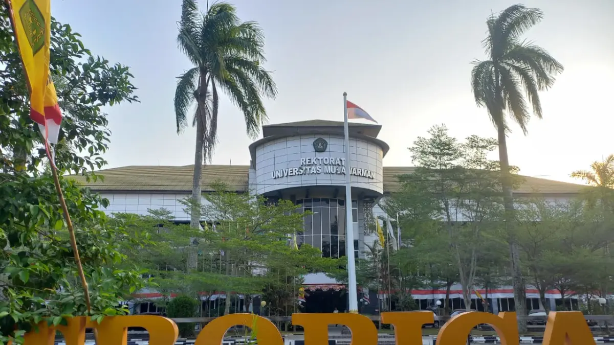 DALAM PENYELIDIKAN: Gedung Rektorat Unmul Samarinda. LP2M Unmul mengonfirmasi adanya dugaan pemalsuan tanda tangan digital, nomor surat, hingga stempel kementerian pada dokumen pengajuan hibah penelitian senilai lebih dari Rp 100 juta. (EKO/KALTIM POST)
 

