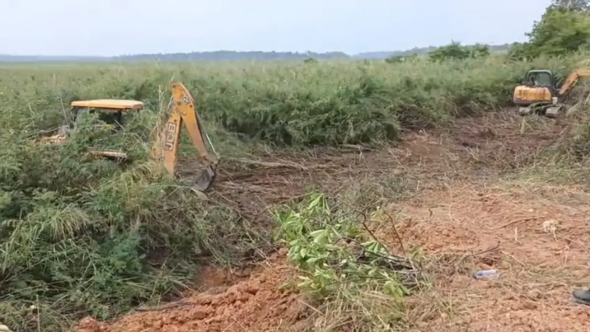 AKSES JALAN: Jalur alternatif yang dibuat Pemerintah Kecamatan Muara Muntai bersama perusahaan sejak dua hari lalu, kini sudah bisa dilewati kendaraan. (IST)

