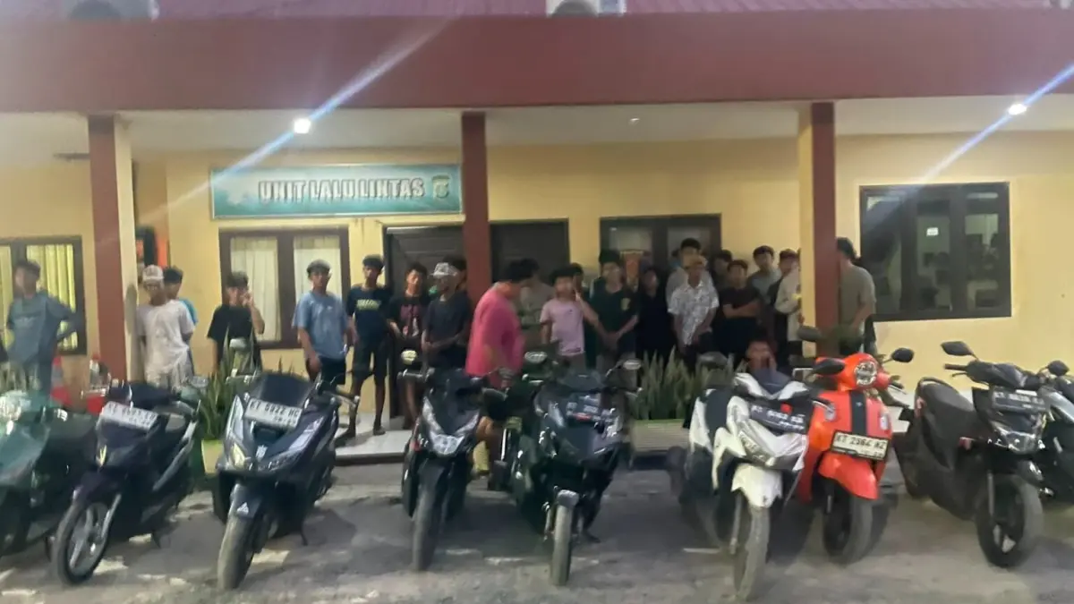 BALAPAN: Puluhan pemuda dan sepeda motor diamankan di Polsek Balikpapan Timur.