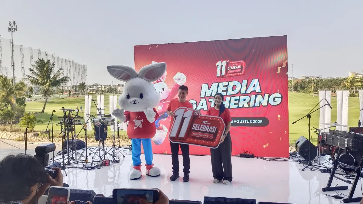 Brand Manager J&T Express Herline Septia (kanan) menjelaskan strategi perusahaan memperkuat pengalaman pelanggan melalui program Kurir Bintang 5. (Foto: Delis/KP) 