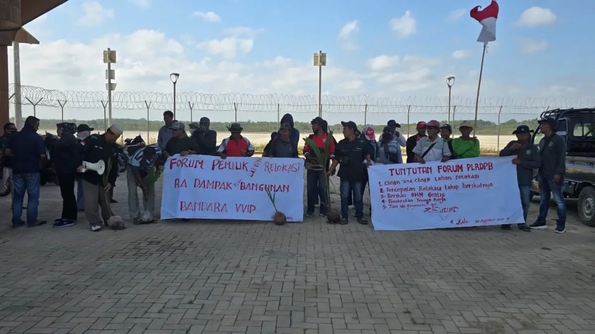 DEMO BANDARA IKN: Warga dua kelurahan Gersik dan Jenebora, Kecamatan Penajam, PPU, menggelar aksi di Bandara VVIP IKN buntut belum rampungnya lahan relokasi.(IST)