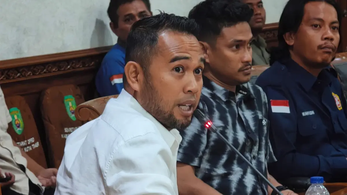 DENGAR PENDAPAT: Ketua Karang Taruna Sangatta Selatan, Akbar dalam rapat dengar pendapat di DPRD Kutim, Rabu (26/8). (JUFRIADI/KP)