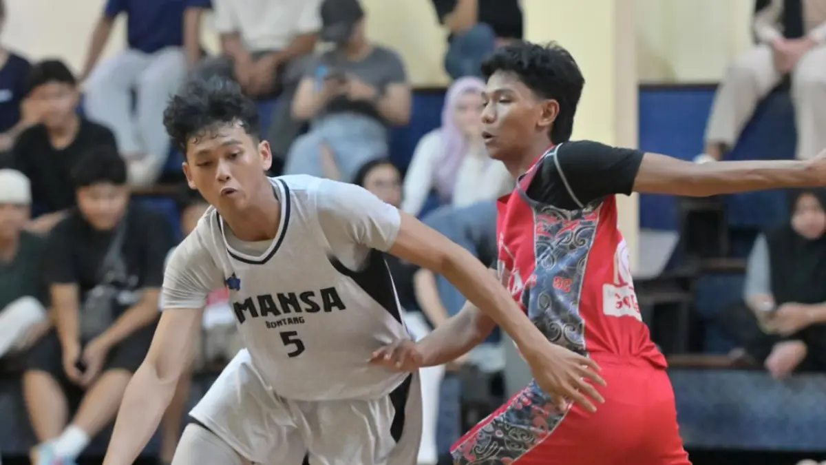 JADI TUMPUAN: Pemain Smansa Bontang, Geraldi (putih) dkk diharapkan dalam kondisi fit saat bentrok Smansa Balikpapan di final. (DONI ADITYA)

&nbsp;