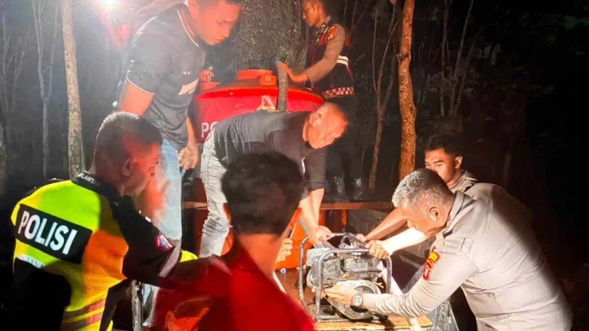 Kapolres Kutai Barat AKBP Haris Kurniawan saat menghidupkan mesin alkon dalam upaya pemadaman karhutla di Barong Tongkok.