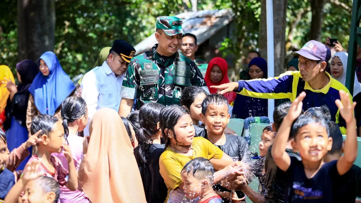 Mayjen Krido Pramono bersama anak-anak yang mandi menggunakan air sumur bor di Lamaru, Balikpapan Timur, Selasa (25/8).&nbsp;
