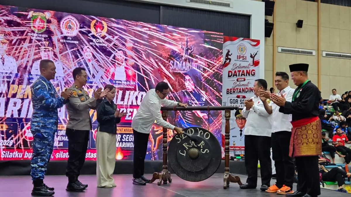 MEMBUKA: Wali Kota Samarinda Andi Harun membuka Kejuaraan Pencak Silat Wali Kota Samarinda Cup Open III 2026 di GOR Segiri, Rabu (26/8). (HAFIZ/KP)