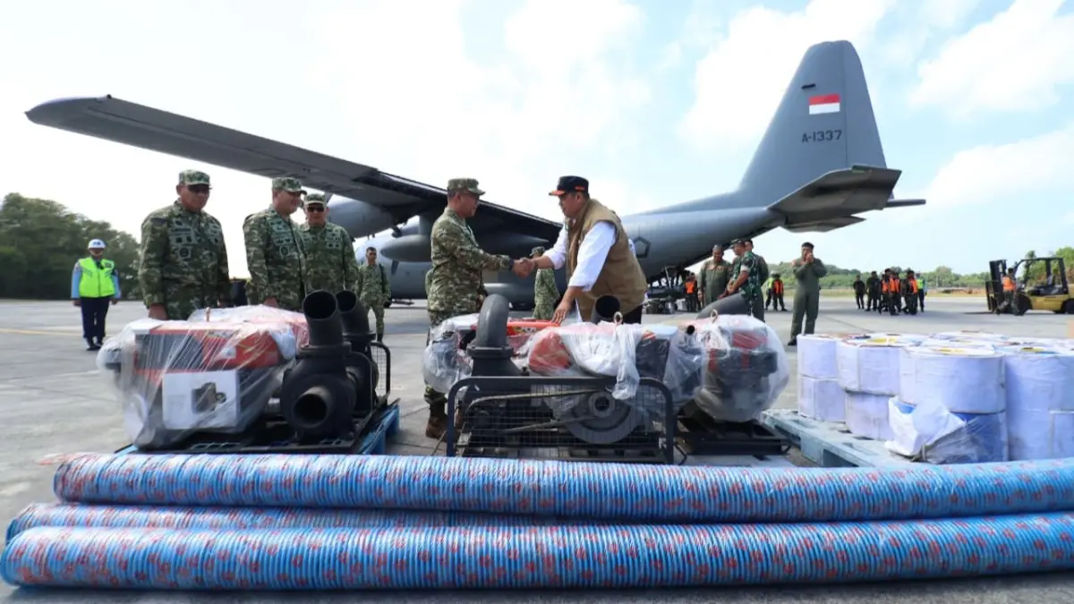 MENDARAT: Bantuan mesin pompa air dari pemerintah pusat mendarat di Lanud Dhomber Balikpapan, Rabu (26/8) pagi. (ANGGI PRADITHA/KP)