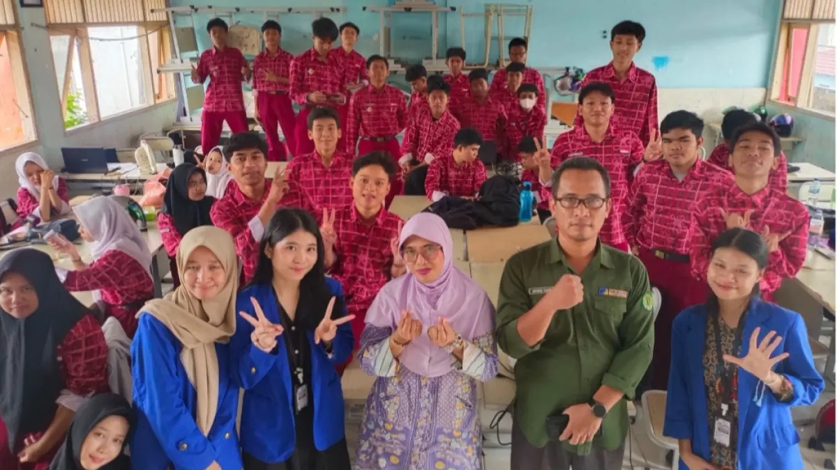 PENGGUNAAN: Tim KKN UWGM Samarinda pose bersama para siswa SMK usai menyampaikan penggunaan belajar berbasis metaverse.