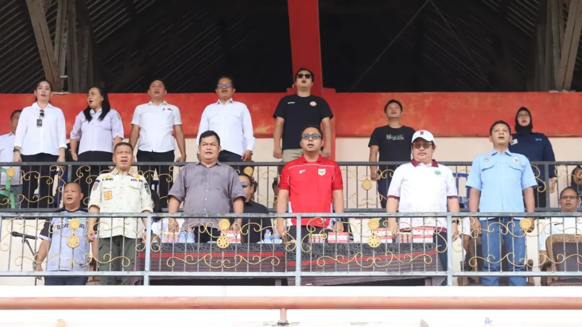 PENUTUPAN: Bupati Kutai Barat Frederick Edwin (baju merah) saat menghadiri penutupan Kompetisi Piala Soeratin U-13 dan U-15 di Stadion Swalas Gunaaq, Rabu (26/8).