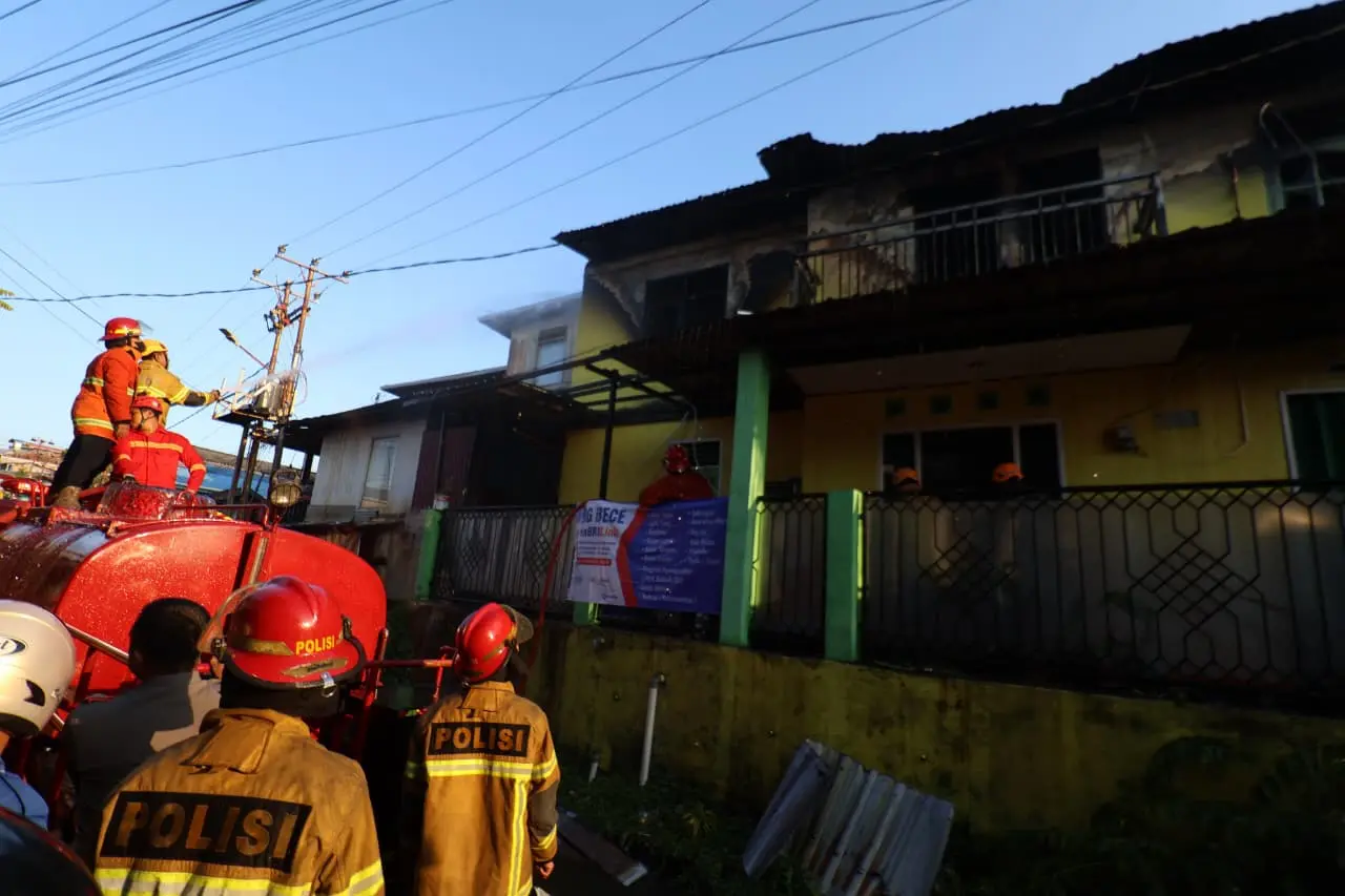 Petugas Damkar Balikpapan memadamkan kobaran api pada kebakaran rumah di Karang Rejo. (TAUFIK/KALTIM POST)