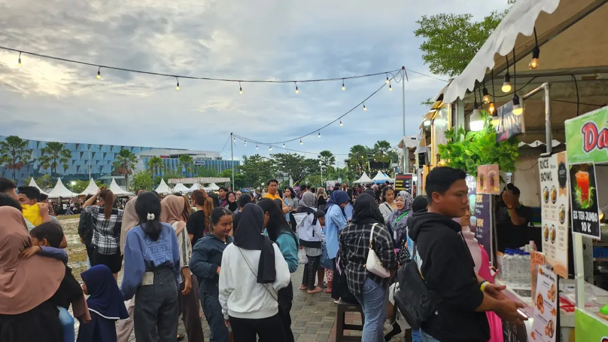 POTENSI EKONOMI: Keramaian warga saat CFD diharapkan bisa mendorong usaha UMKM, ekonomi kreatif, hingga pariwisata dan perhotelan. ULIL/KP