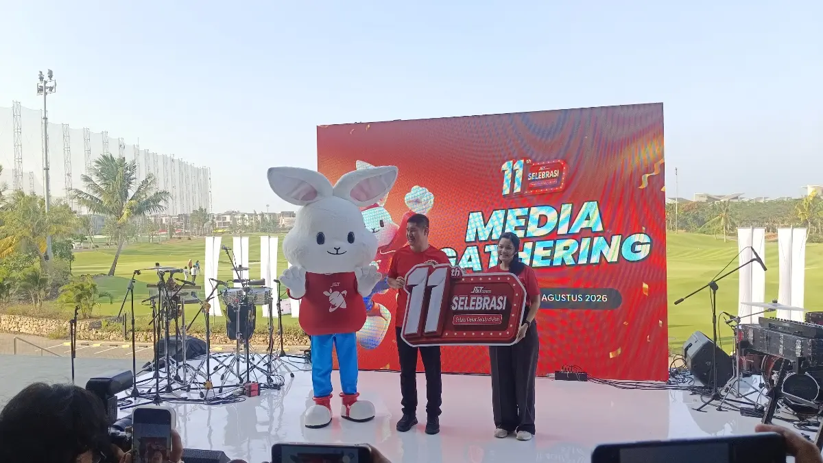 Robin Lo bersama Herline Septia menegaskan semangat “Selalu Dekat, Selalu di Hati” dalam perjalanan 11 tahun J&T Express. (Delis/KP) 